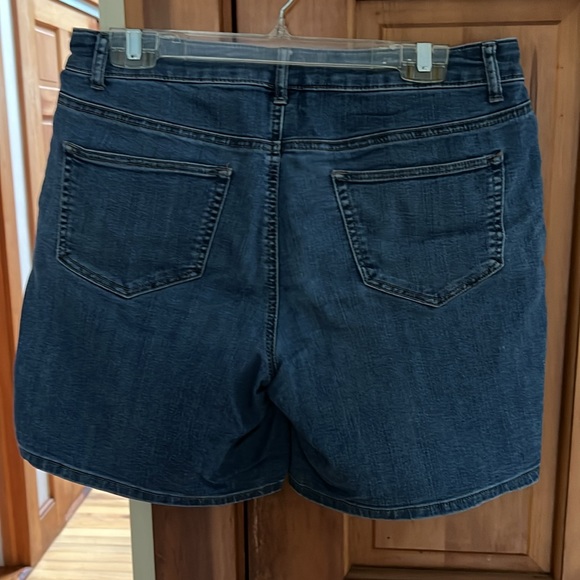 Westport Signature Fit Size 8 shorts 6” inseam - Picture 5 of 9
